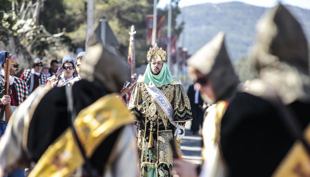 Dos espectaculares y ruidosas batallas transportan a Alcoy al lejano año de 1276