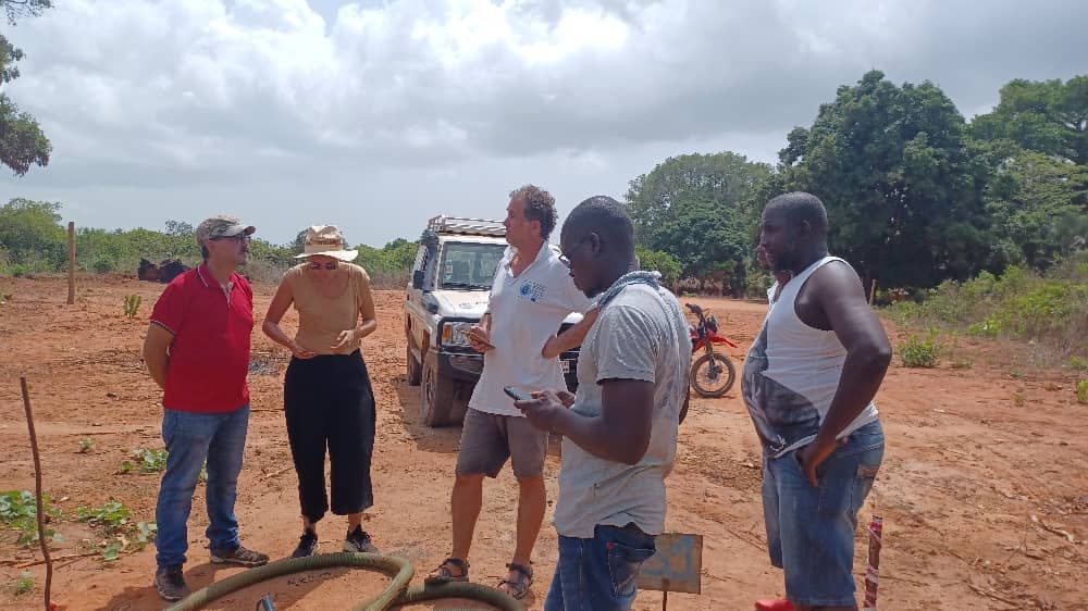 Víctor Madrigal, en el medio con camiseta blanca, cooperante de AIDA en Guinea Bissau.
