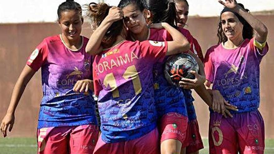 Las jugadoras del Juan Grande celebran uno de los goles, ayer.
