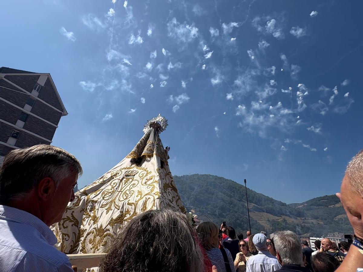 La pólvora acompañó a la primera procesión del Carmen en Cangas del Narcea