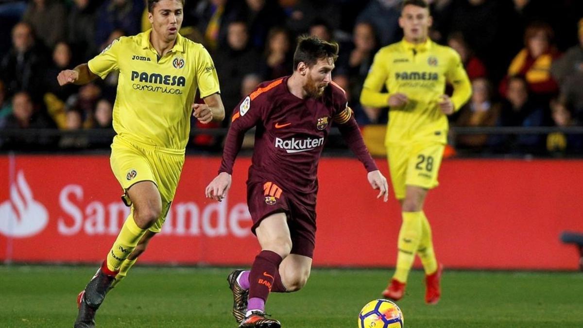 Messi esconde un balón ante la presencia de Rodri.
