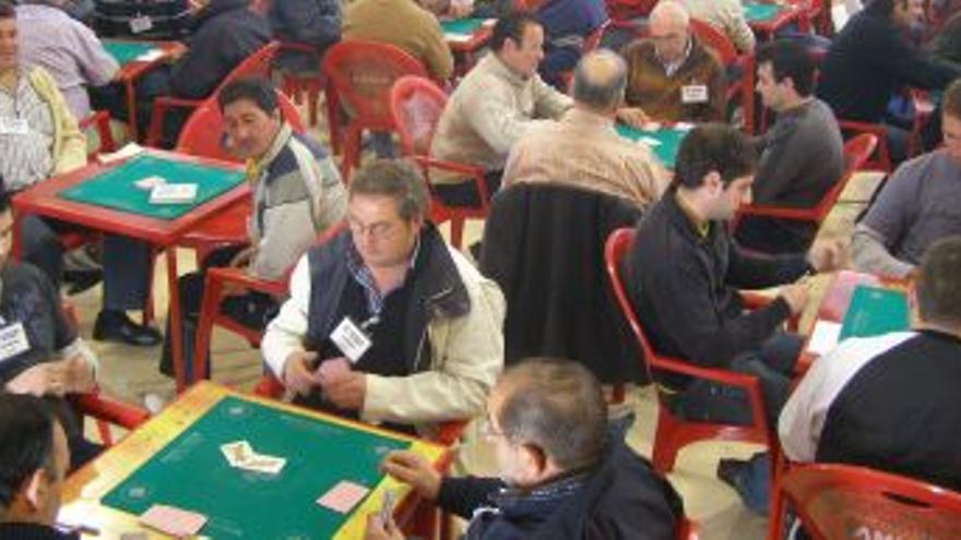 El II campeonato de guiñote congrega a 136 parejas