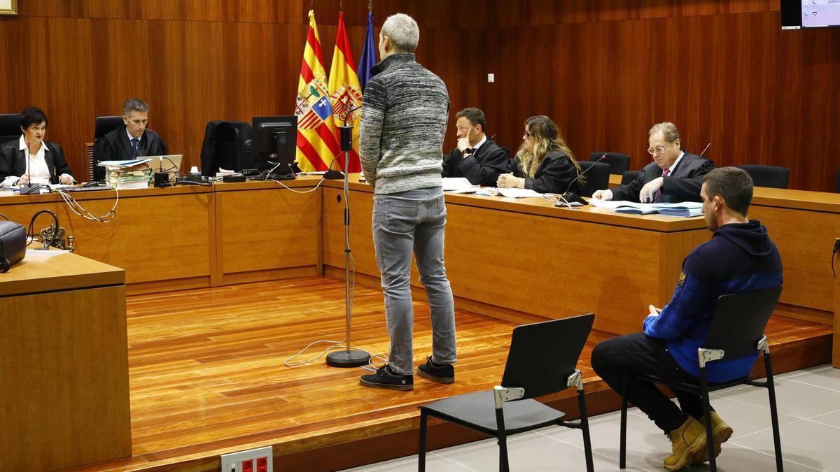 Gaizka L. M. G. e Íñigo C. D. A., este lunes, en el banquillo de los acusados de la Audiencia Provincial de Zaragoza.
