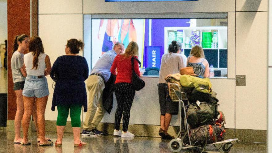 Usuarios de Ryanair, ayer, en el aeropuerto de Gran Canaria.