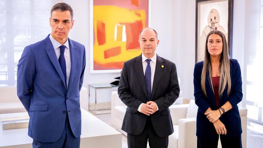 GRA260. BARCELONA, 20/07/2017.- El fiscal Anticorrupción José Grinda a su llegada esta tarde al Palau de la Generalitat después de ser enviado junto a la Guardia Civil por el juez del Tribunal Superior de Justicia de Cataluña Carlos Ramos, que investiga al exconseller de Justicia y exsecretario del Ejecutivo Germ Gordó por el caso del 3 % sobre la supuesta financiación irregular de CDC, para recabar información. EFE/ Andreu Dalmau. José Grinda. Fiscal Anticorrupción, Palau de la Generalitat de cataluña, documentos, caso 3%, financiación irregular CDC