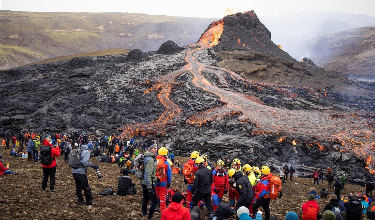 Gente reunida junto al volcán de Reykjanes 