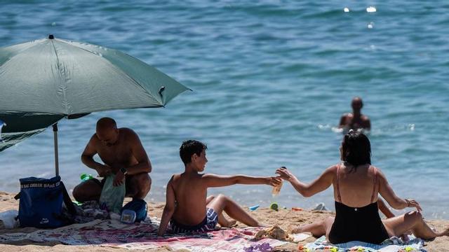 Ambient de turistes a la platja d’Ocata amb gent fent esports aquàtics. FOTO de ZOWY VOETEN