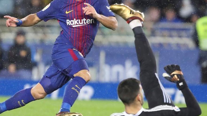 Luis Suárez saca de un lío al Barça en Anoeta (2-4)