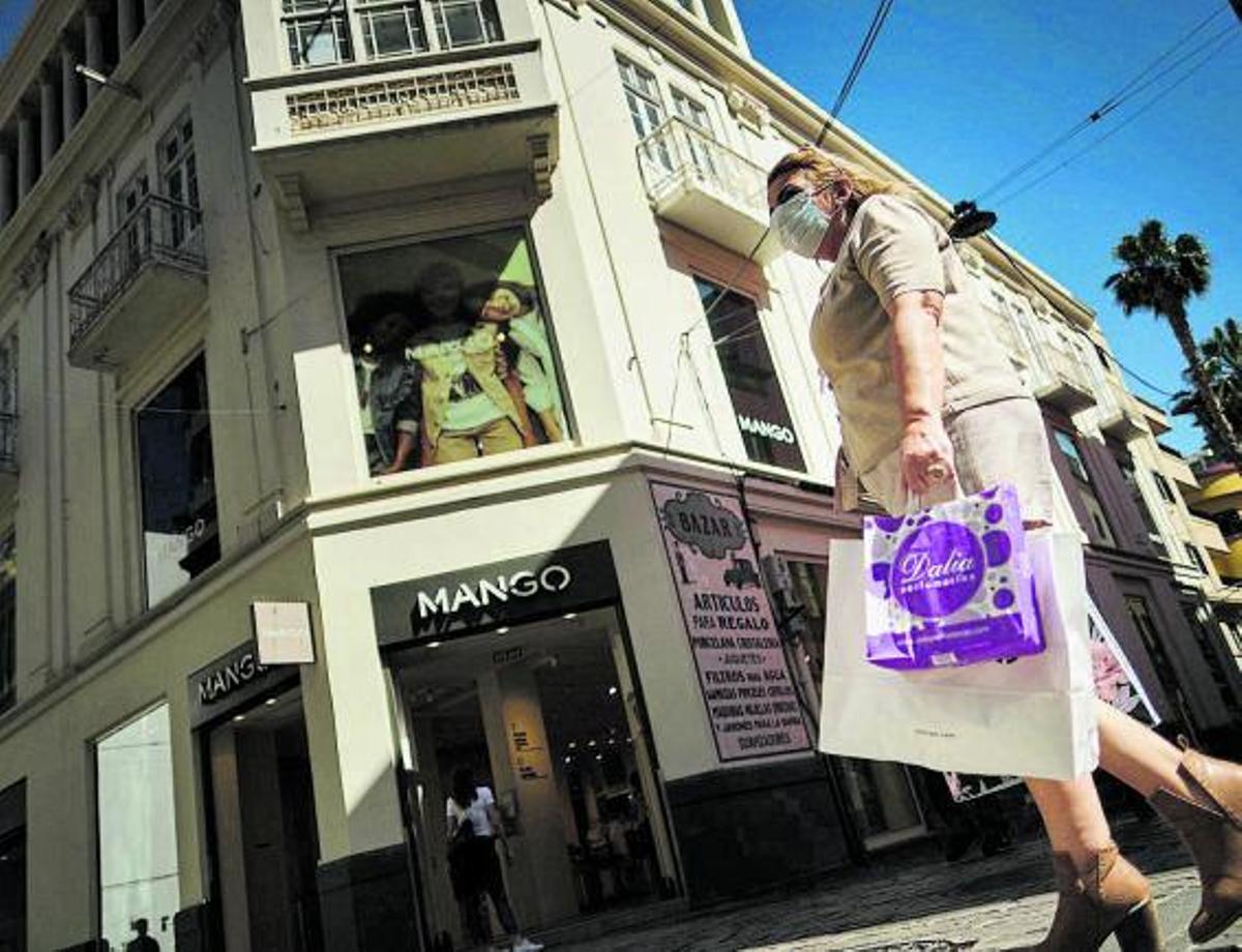 Gente de compras por el centro de Santa Cruz de Tenerife.