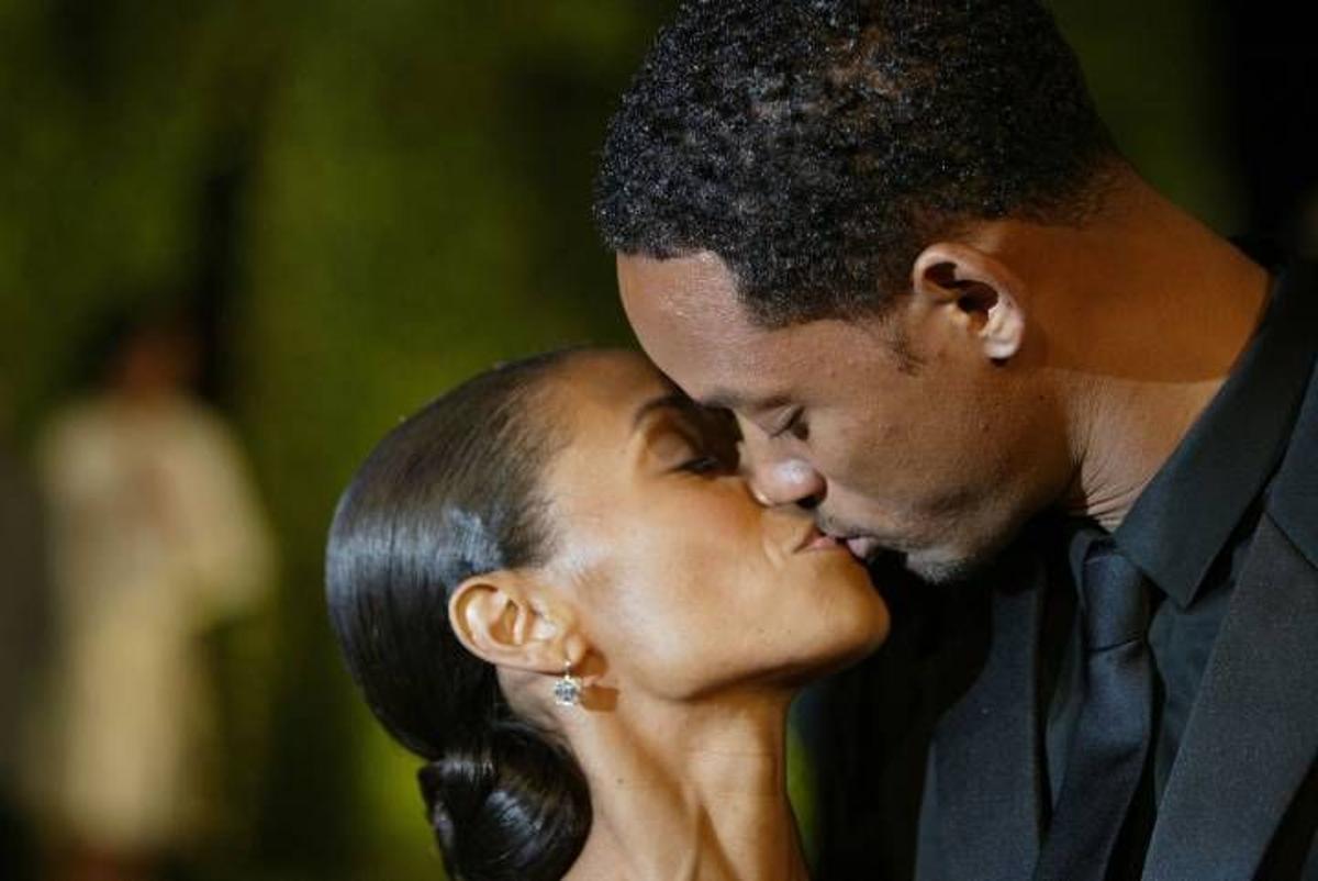 Will Smith y Jada Pinkett dándose un beso