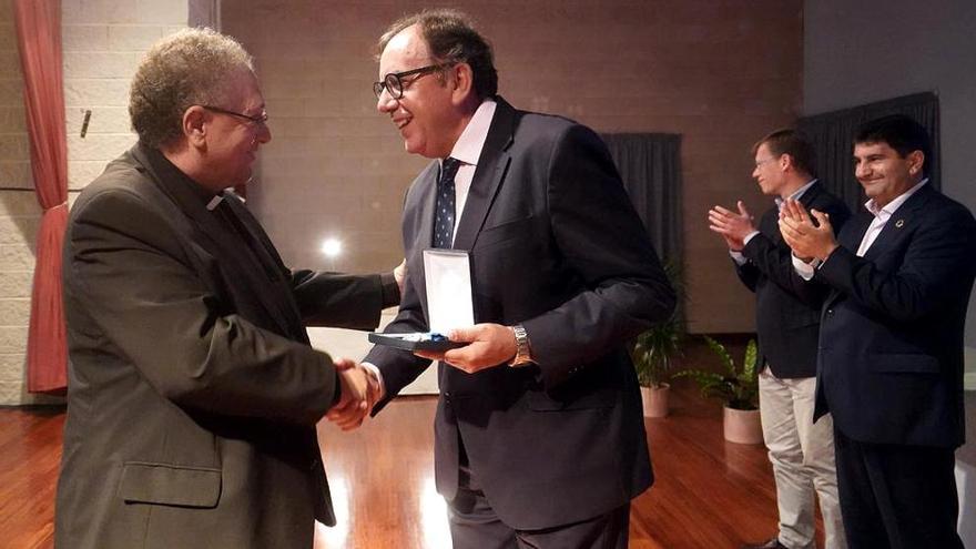 El sacerdote Isaac de Vega recibe la medalla de plata al mérito social penitenciario