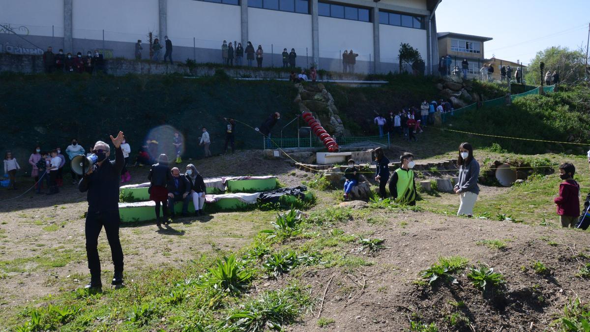 El director, Claudio Lamosa, presentando el proyecto realizado en el patio del colegio.