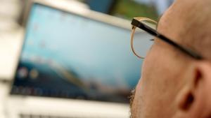¿És cert que les pantalles fan malbé la teva retina? Mites i veritats sobre la salut ocular