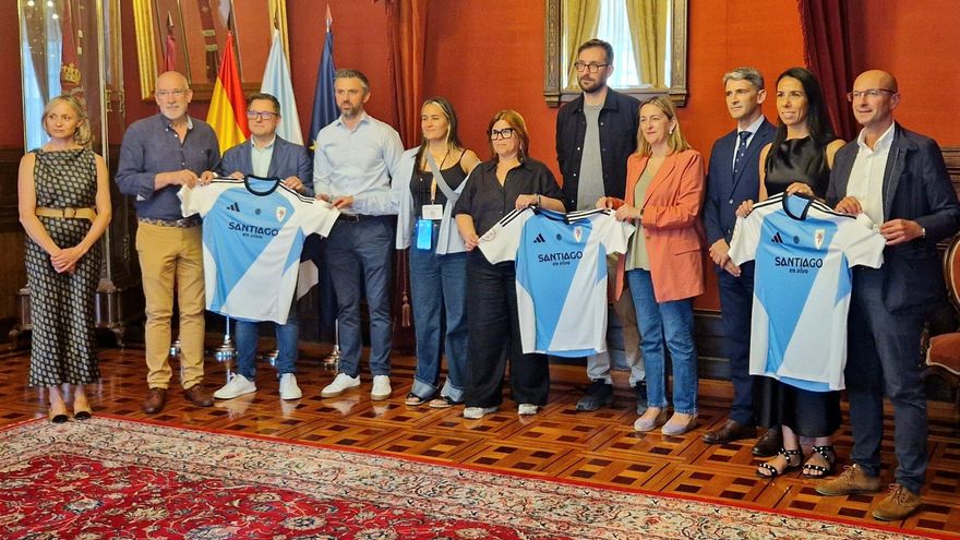 Acto de presentación de la nueva camiseta de la SD Compostela este martes en Raxoi
