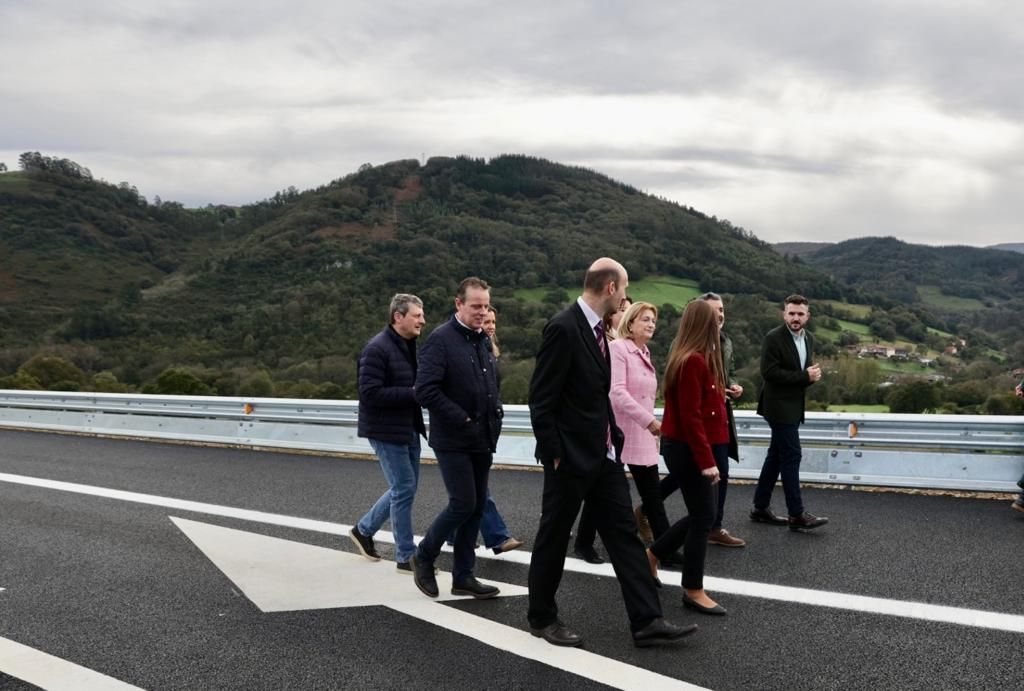 EN IMÁGENES: Así fue la apertura de los cinco kilómetros de segunda calzada entre Salas y el viaducto de El Regueirón