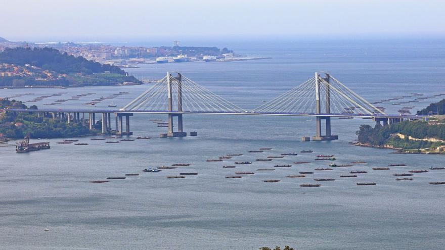 Vista del Puente deRande y la ría, símbolo de la AP-9.