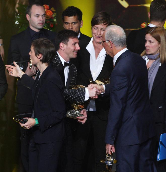 Leo Messi saluda a Franz Beckenbauer durante los Premios Balón de oro 2012