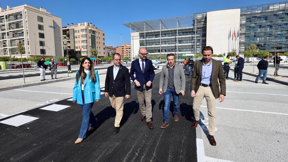 En el centro, el edil de Movilidad, José Francisco Muñoz, durante la inuaguración del aparcamiento de Hacienda.