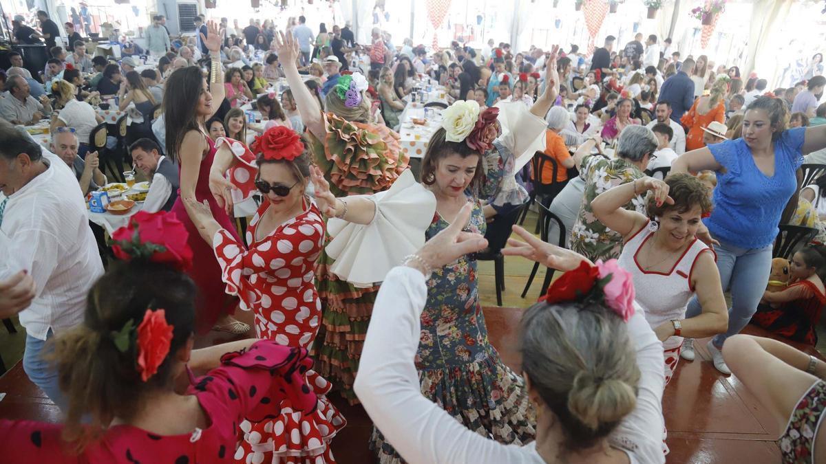 Varias personas bailan en la Feria de Córdoba.