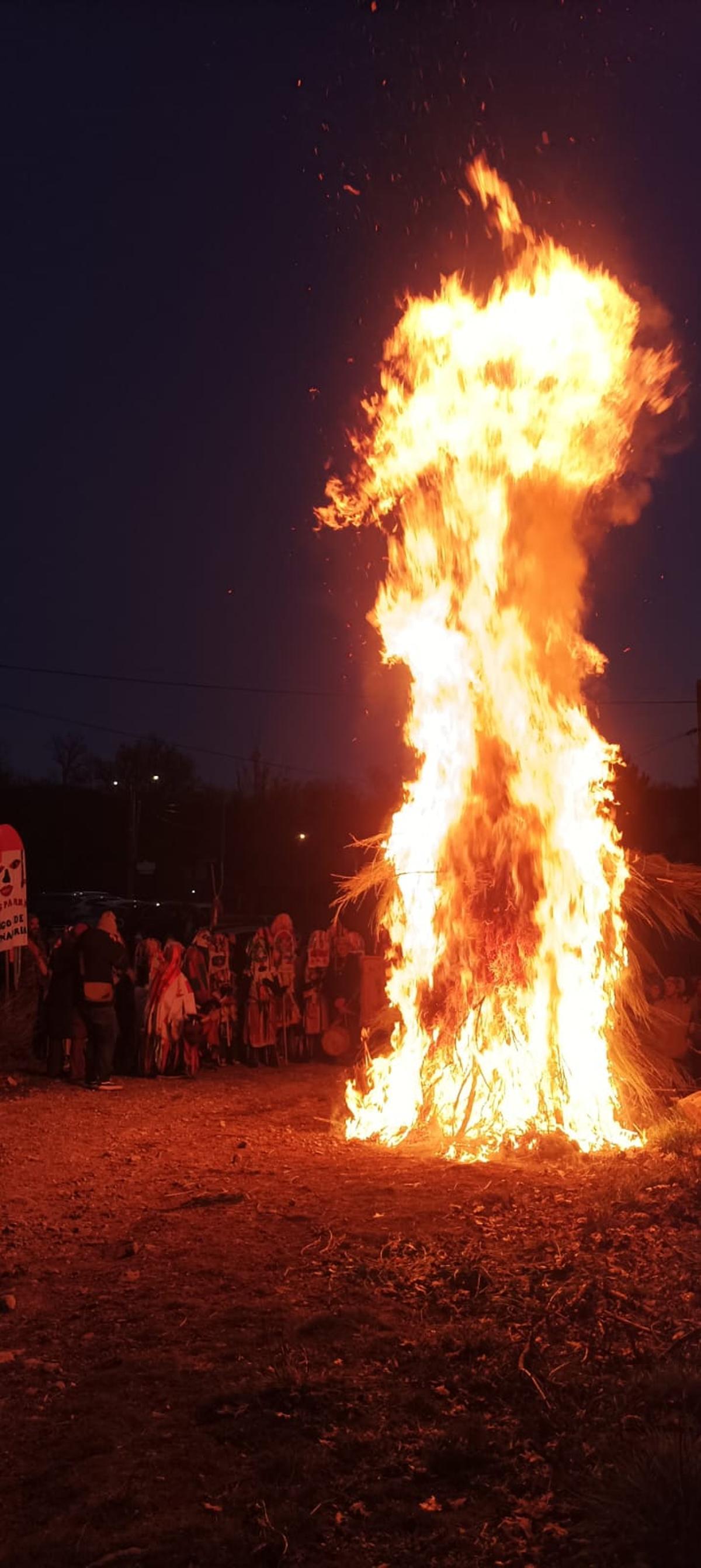GALERÍA | La Visparra de Vigo de Sanabria incendia la noche