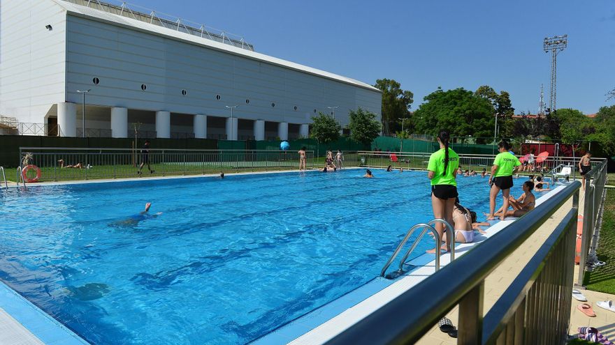 Los usuarios de la piscina de Plasencia, hartos de un grupo de "gamberros"