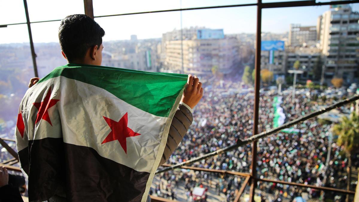 Manifestació a la ciutat d'Alep, a Síria, per celebrar la caiguda del règim de Bashar al-Assad