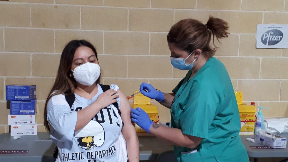 Génesis Quiroga, paciente trasplantada, recibe su tercera dosis en Vista Alegre.