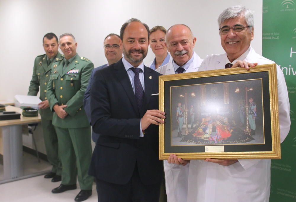 Visita de la Legión a los niños ingresados en el Hospital Materno.