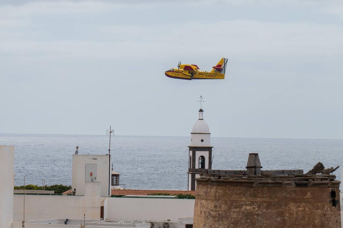 Entrenamiento de dos hidroaviones en Arrecife