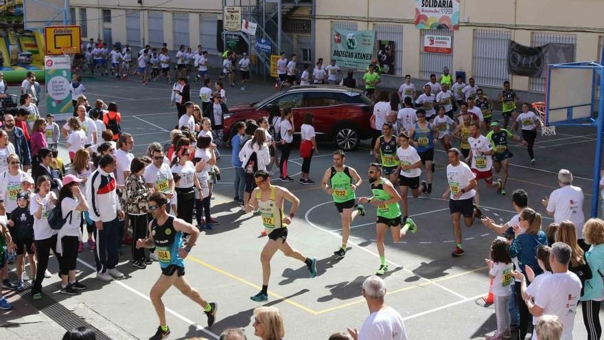 Salida de la I Carrera Solidaria &quot;Amor de Dios&quot; en 2019 en el patio del colegio Sagrado Corazón de Jesús de Zamora.