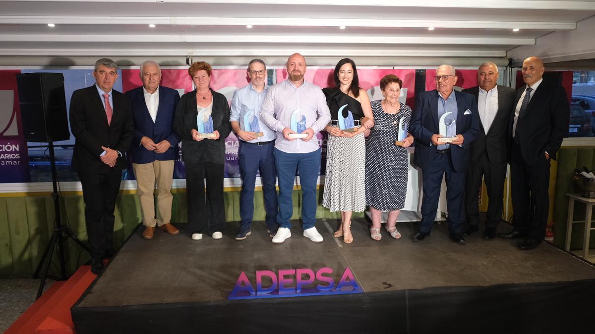Foto de familia de premiados, entidades y autoridades de la  XIV Gala de  ADEPSA.