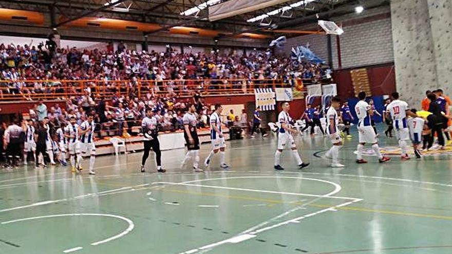 La hinchada arropó a los blanquiazules los 40 minutos