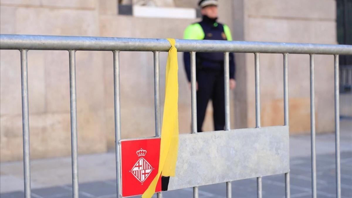 Lazos amarillos en las vallas del Ajuntament de Barcelona