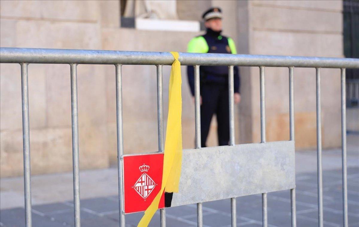 Lazos amarillos en las vallas del Ajuntament de Barcelona.