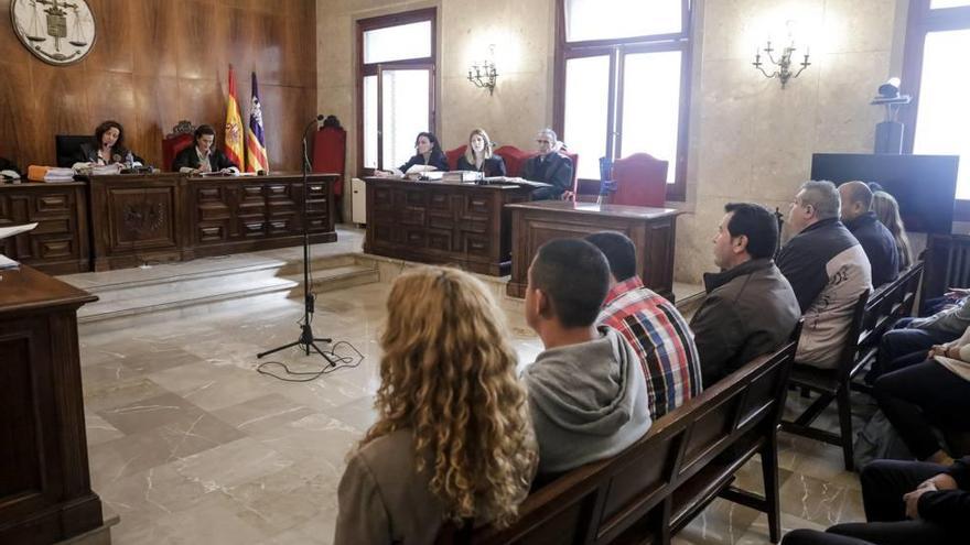 Los imputados que formaban una banda que traficaba en Formentera, ayer en la Audiencia.