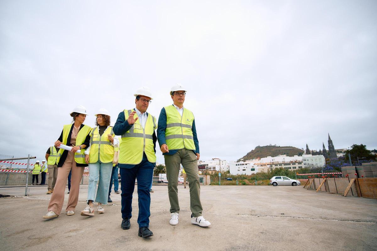 Pablo Rodríguez, a la derecha, y Juan Jesús Facundo durante la visita a las obras