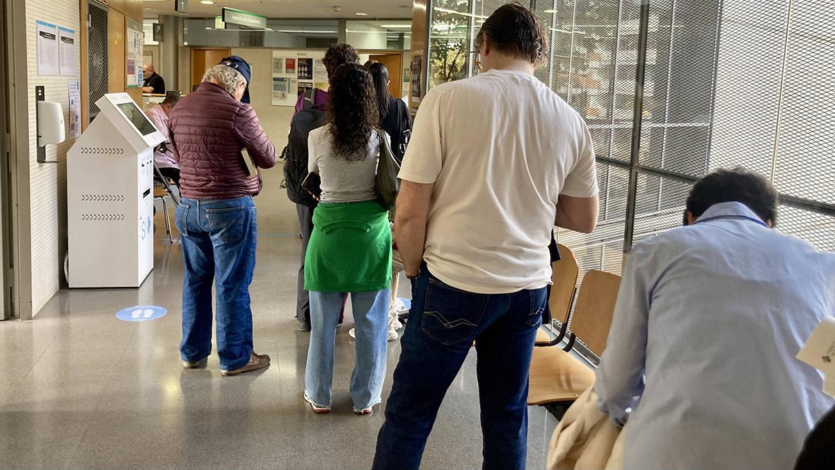 Colas de los mayores de 60 años para pedir cita para vacunarse contra la gripe y el covid en el CAP Maragall de Barcelona