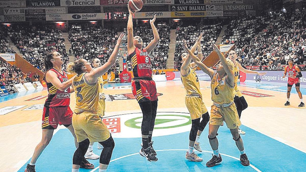 María Araújo tirant a cistella en el partit contra el Barça.