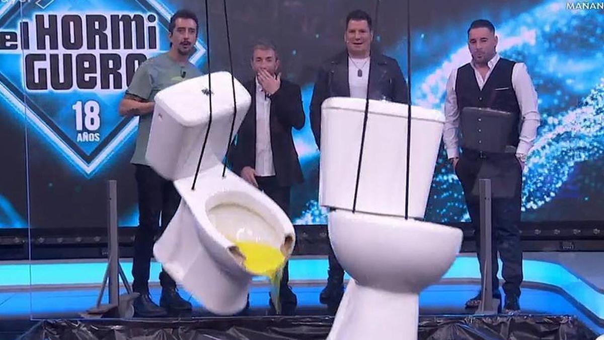 Ejercicio con váteres en 'El hormiguero'.