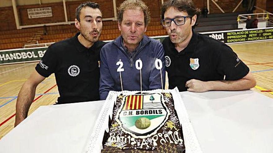 Jordi González, Quim Pou i Pau Campos bufant les espelmes en plena celebració del partit 200 del Bordils a Plata.