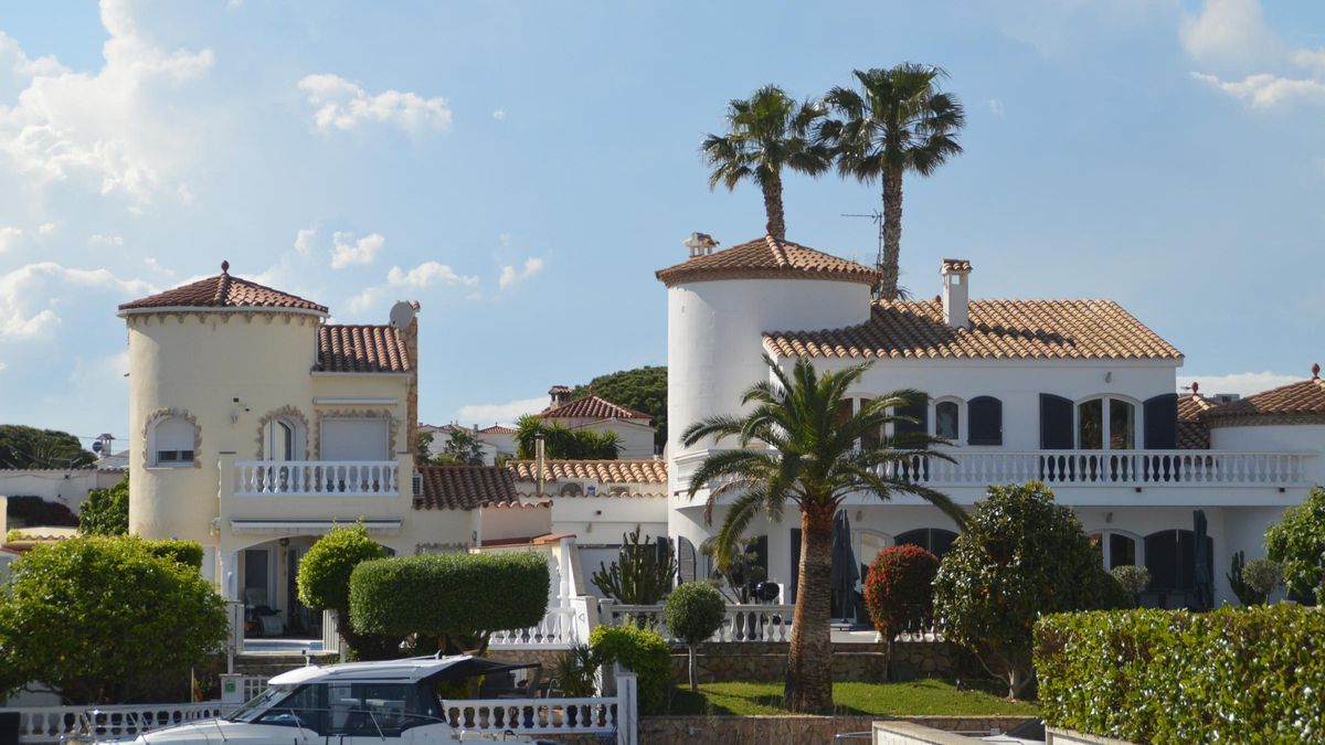 Cases en els canals d'Empuriabrava.