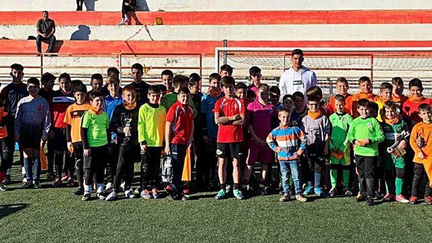 Toni Fuidias (al centre) es va fotografiar amb els participants a la segona Batalla de Porters del Berga