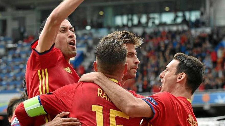 Busquets, Sergio Ramos i Aduriz s&#039;abracen a Gerard Piqué, després del gol del central català