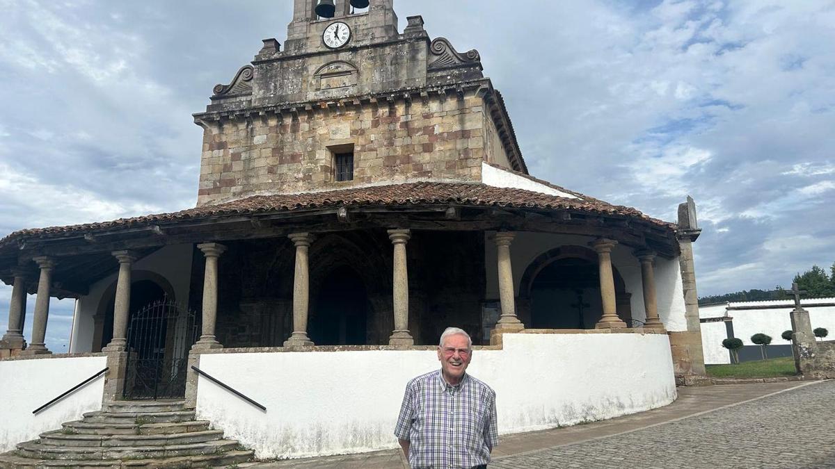 Carlos Capellán, delante de la iglesia de San Juan de Amandi.