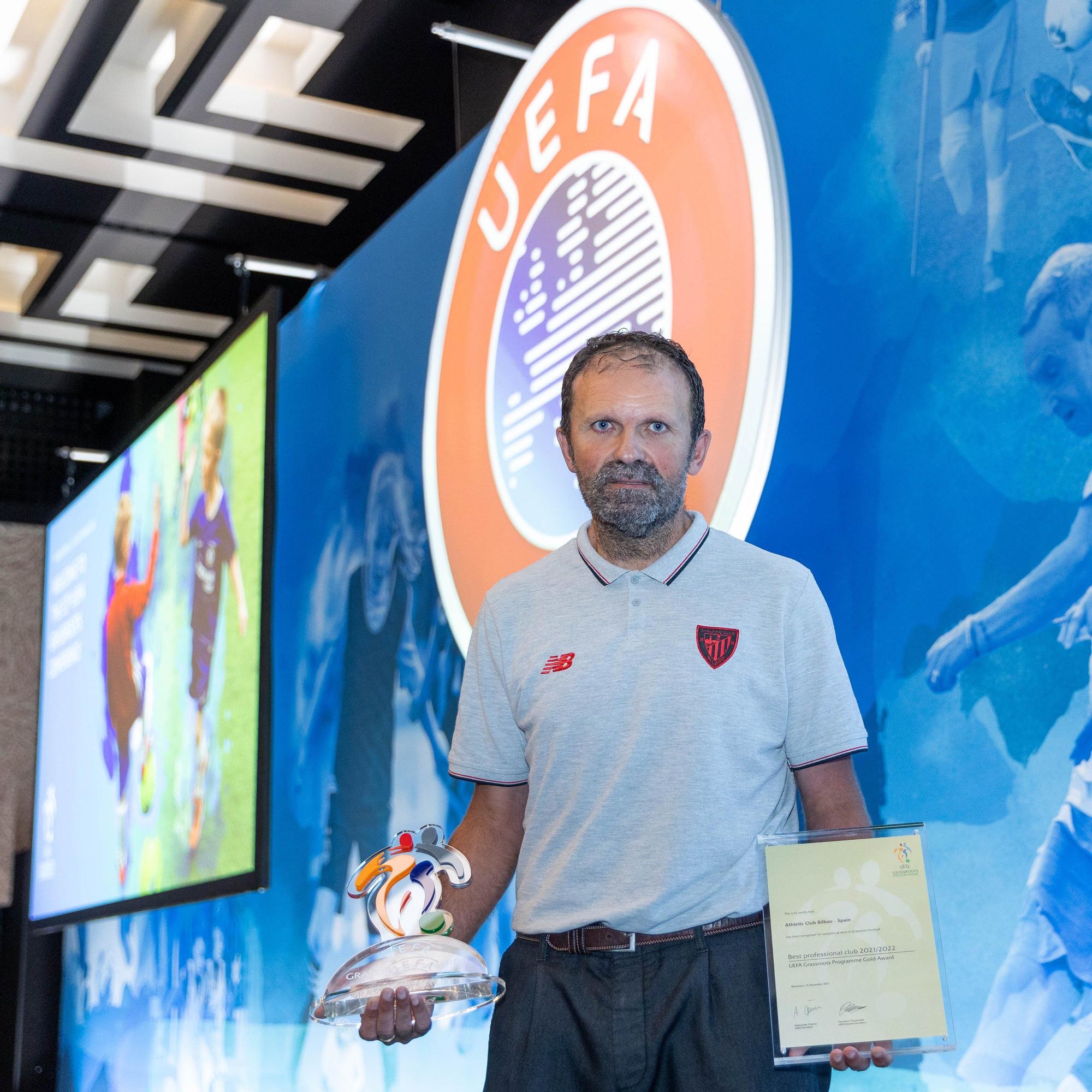 Un responsable de la cantera del Athletic Club recibe un premio de la UEFA.