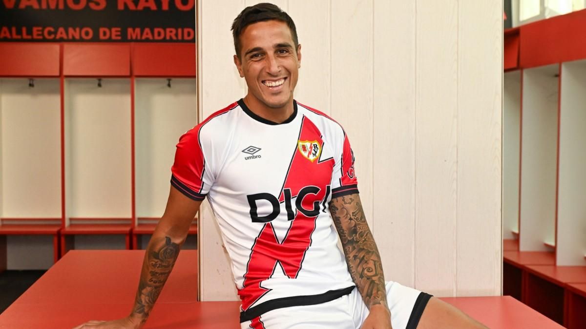 Trejo posa con la nueva equipación del Rayo