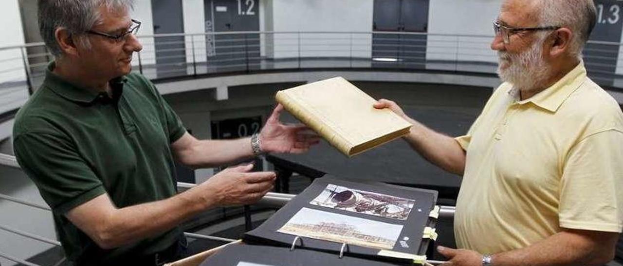 Javier Gancedo hace entrega simbólica del archivo de Ensidesa salvado en 2011 a Valentín Iglesias, técnico del Archivo Histórico de Asturias.