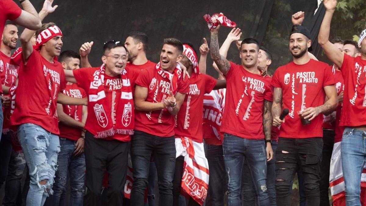 Los jugadores del Granada celebran su ascenso a Primera División junto a su presidente.