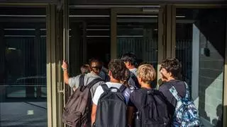 Asistencia, retrasos, uso del móvil, insultos...: la Comunidad de Madrid trabaja en un decreto para reforzar la autoridad de los profesores