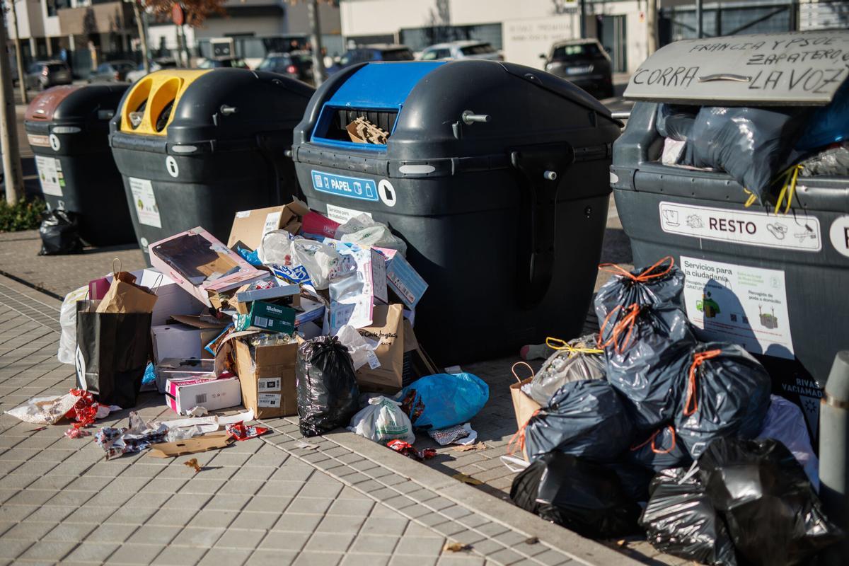 Basura fuera de los contenedores en Madrid.